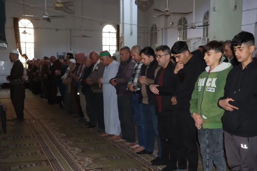 Misilmanan nimêja cejnê li mizgeftan kir