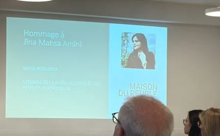 Navê Jîna Emînî li eywana saziyeke dîrokî ya Lozanê tê kirin