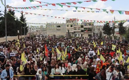 Bi hezaran şêniyên kantona Firatê 4`ê Nîsanê pîroz kir
