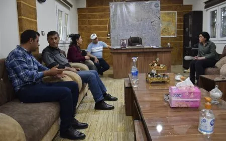 Şandeyek Rêveberiya Xweser serdana kampa Holê kir