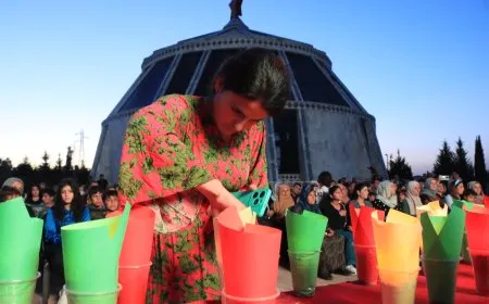 Di roja şehîdan de şêniyên Kobanê mûm li ber serê şehîdan vêxistin