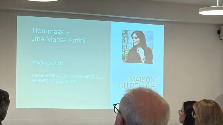 Navê Jîna Emînî li eywana saziyeke dîrokî ya Lozanê tê kirin
