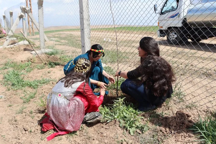 4’ê Nîsanê bi şahî û çandina daran hat pîrozkirin