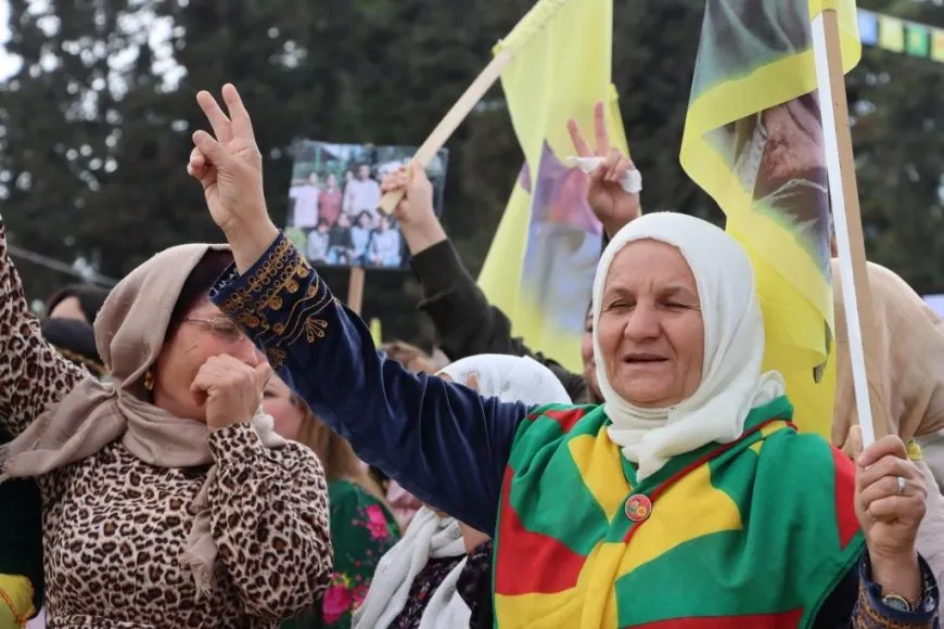 Bi hezaran şêniyên kantona Firatê 4`ê Nîsanê pîroz kir