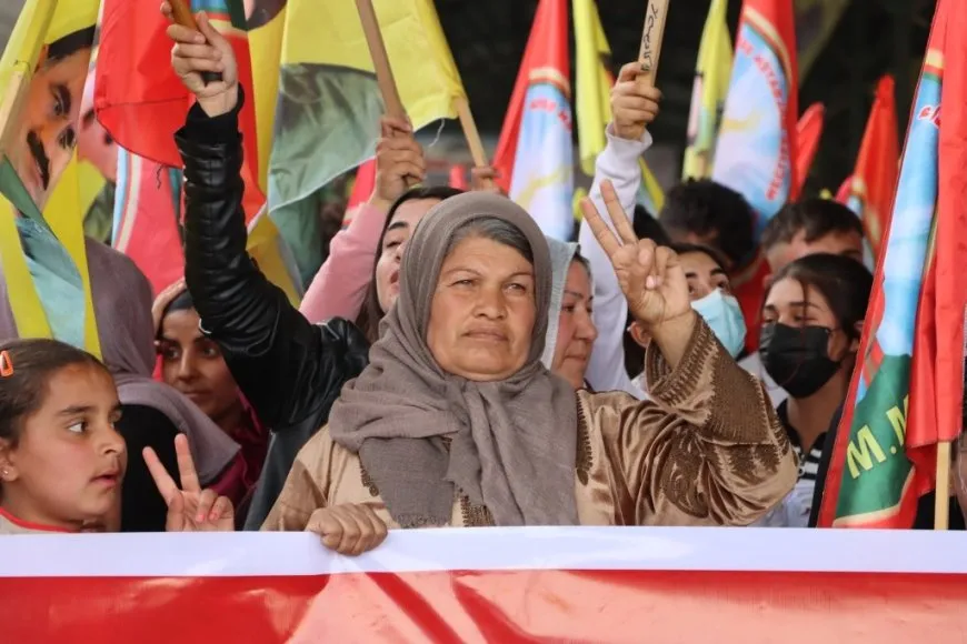 Bi hezaran kes ji bo azadiya fîzîkî ya Rêber Abdullah Ocalan meşiyan
