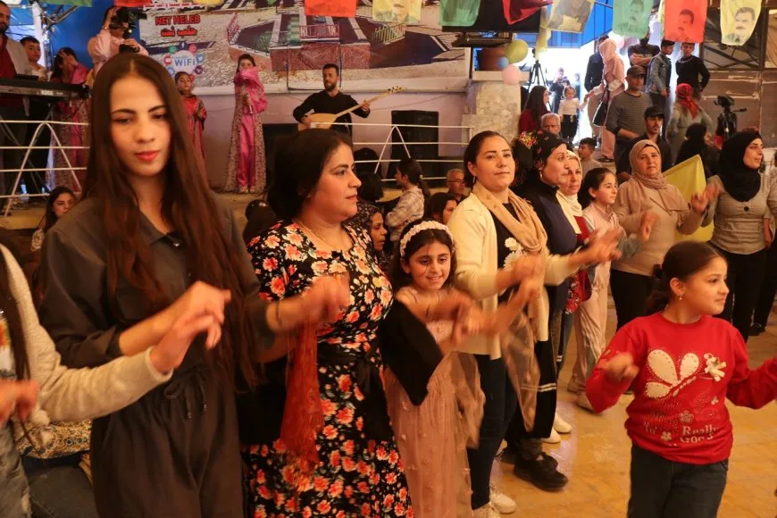 Bi boneya 4’ê Nîsanê şahiyek ji zarokên şehîdan re hat lidarxistin