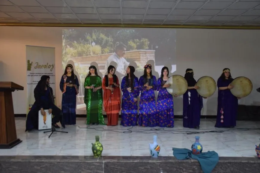 Bi boneya 4`ê Nîsanê jinan çalakiyeke hunerî li dar xist  