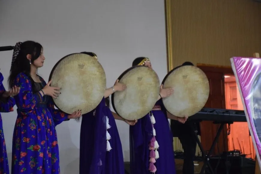 Bi boneya 4`ê Nîsanê jinan çalakiyeke hunerî li dar xist  