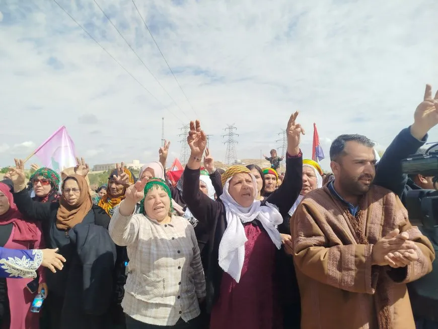 Nobedaran dayika Uweyş û şehîdên bendavê bi bîr anîn