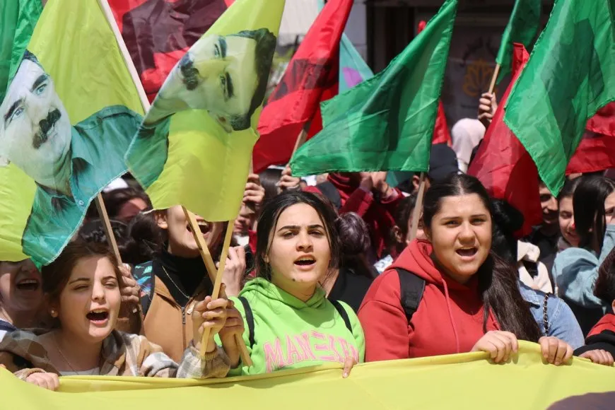 Jinên ciwan ji bo azadiya fîzîkî ya Rêber Abdullah Ocalan meşiyan