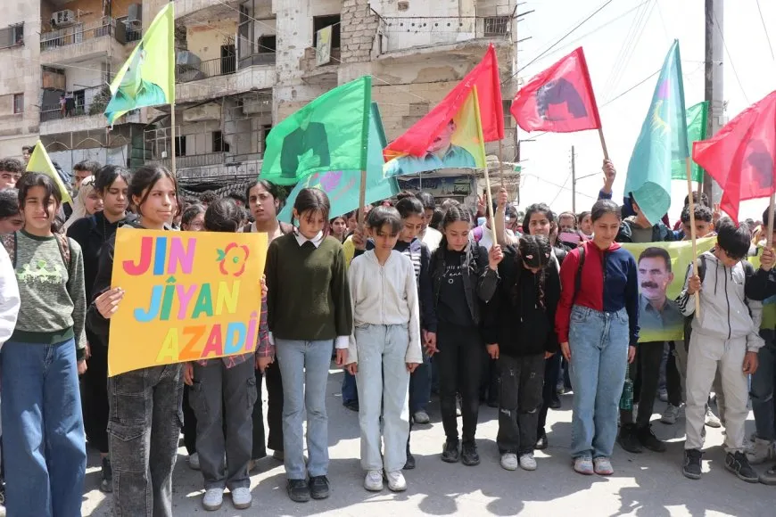 Jinên ciwan ji bo azadiya fîzîkî ya Rêber Abdullah Ocalan meşiyan