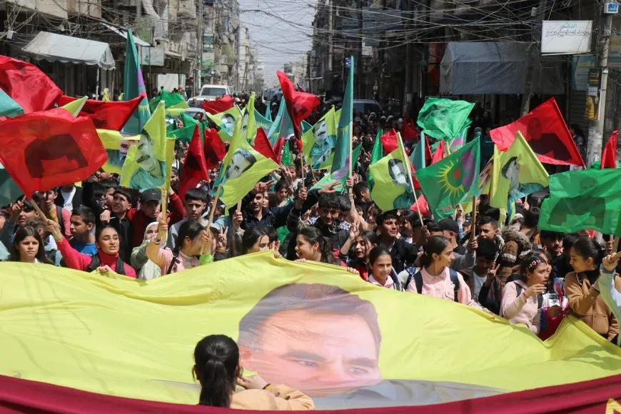 Jinên ciwan ji bo azadiya fîzîkî ya Rêber Abdullah Ocalan meşiyan