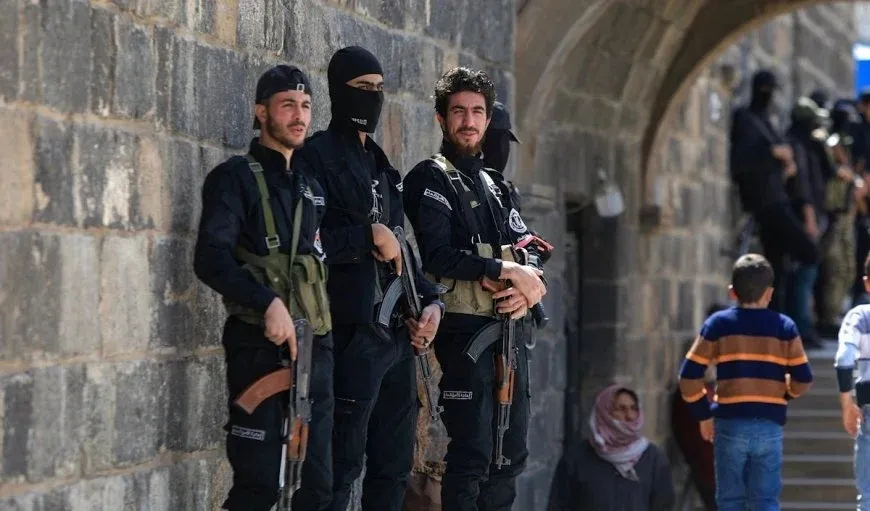Hêzên desthilata Şamê derbasî Busra El Şam bûn