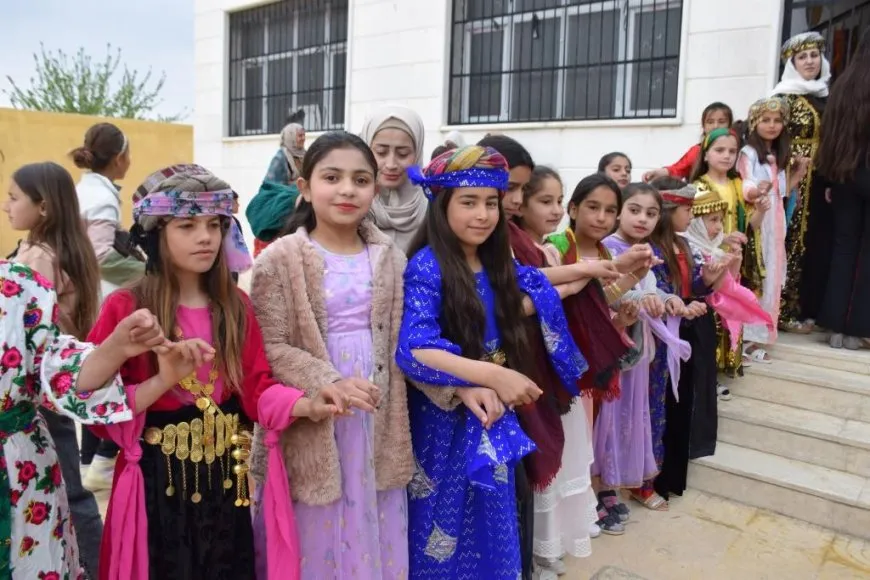 Li Kobanê mamoste û xwendekaran pêşangehek vekir