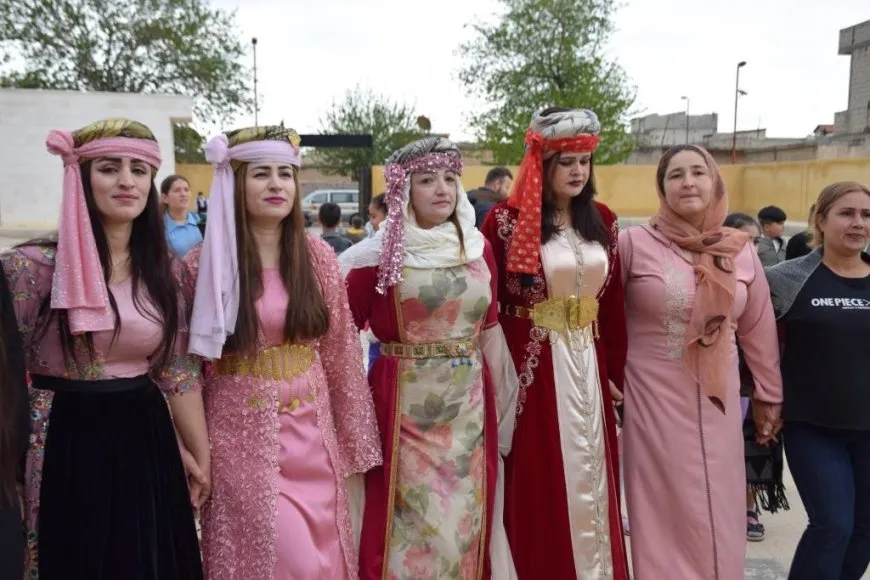 Li Kobanê mamoste û xwendekaran pêşangehek vekir