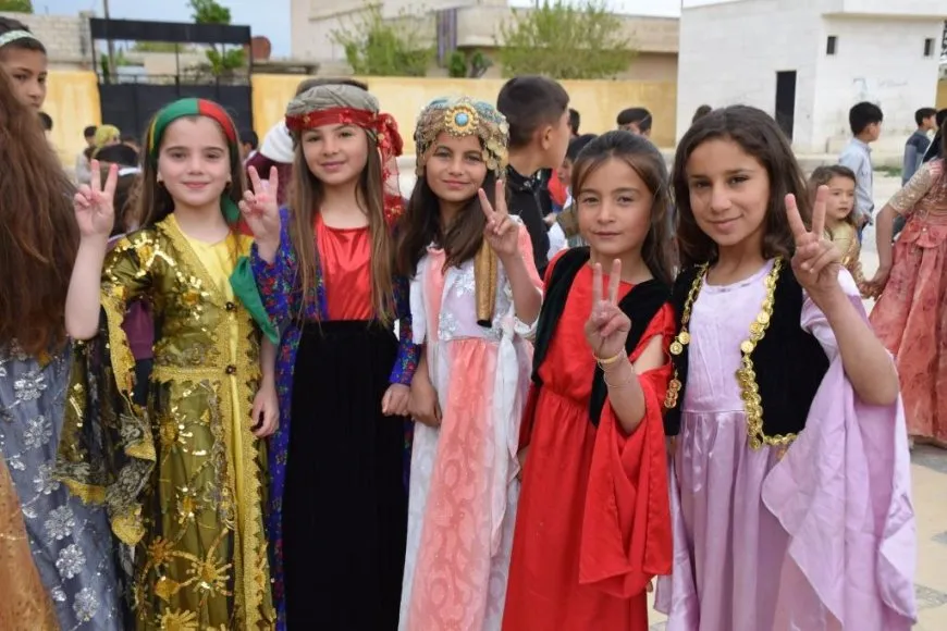 Li Kobanê mamoste û xwendekaran pêşangehek vekir