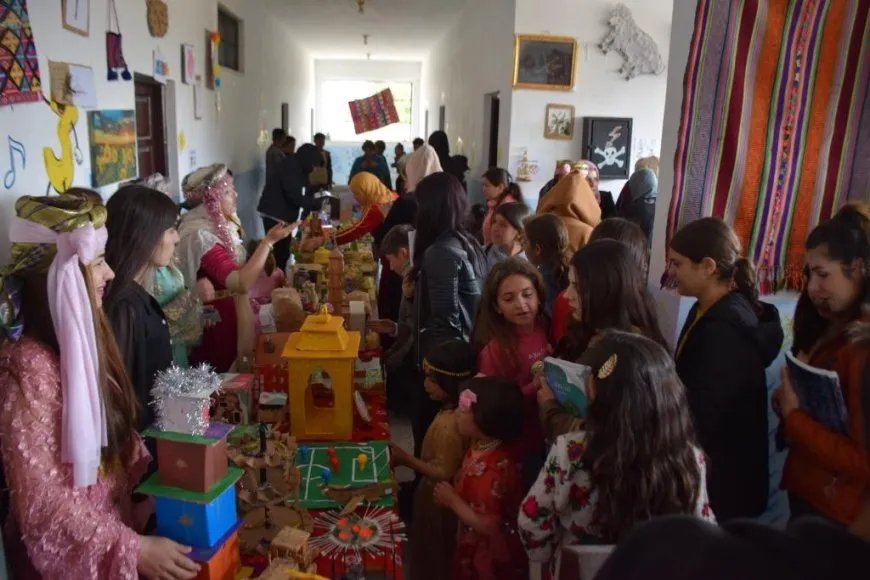 Li Kobanê mamoste û xwendekaran pêşangehek vekir