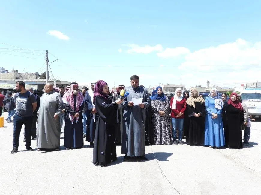 Xelkê Reqa û Tebqa qedexeya derbasbûna konvoya alîkariyan şermezar kir