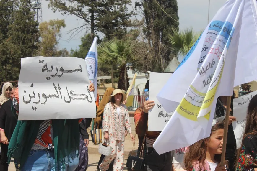 Desthilata Şamê nahêle alîkarî biçin peravê, gel daket qadan