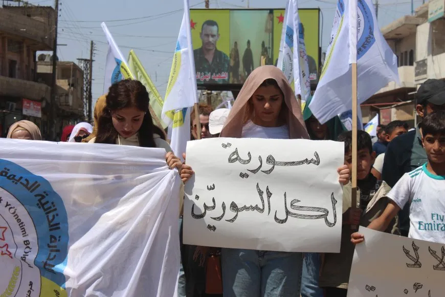 Desthilata Şamê nahêle alîkarî biçin peravê, gel daket qadan
