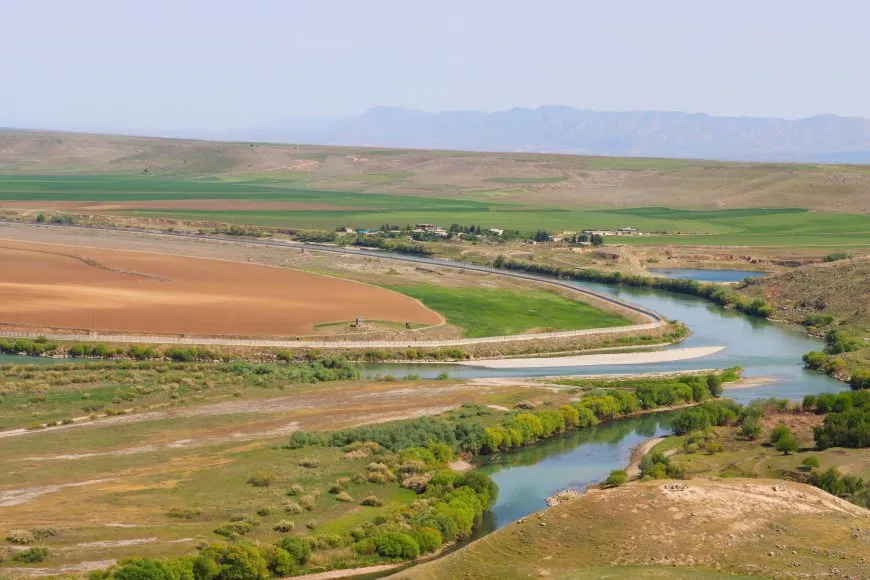 Sêgoşeya di navbera sê paçreyên welat bi rengê biharê geş bû