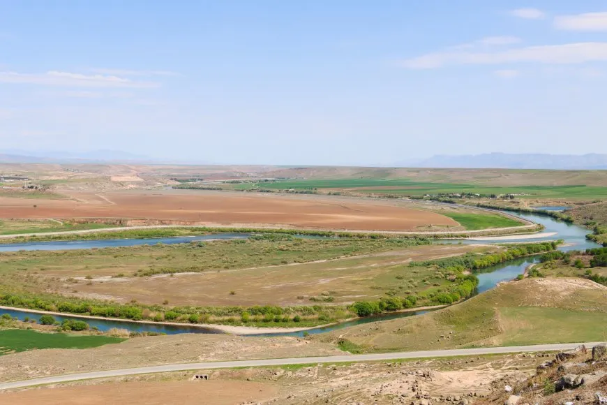 Sêgoşeya di navbera sê paçreyên welat bi rengê biharê geş bû