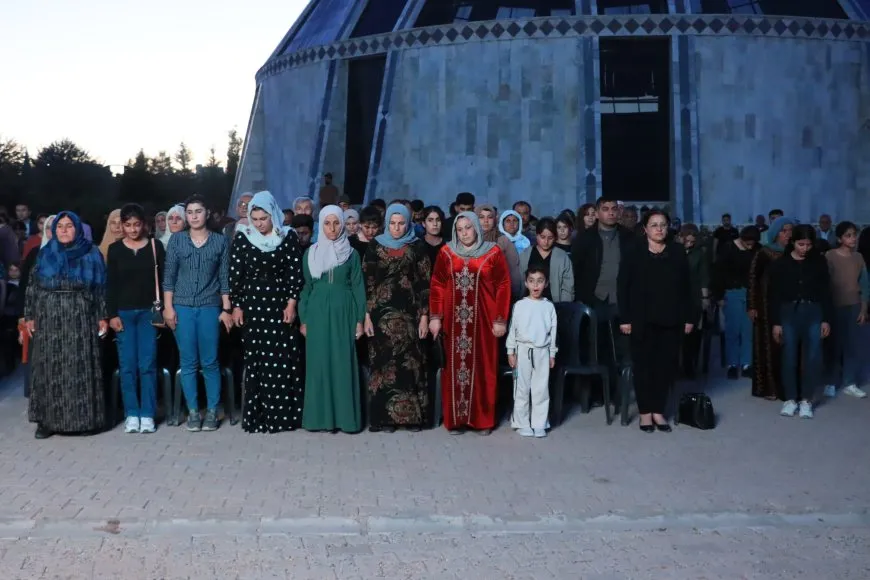 Di roja şehîdan de şêniyên Kobanê mûm li ber serê şehîdan vêxistin