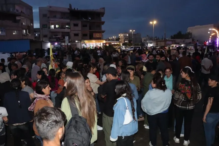 Konvoya xelkê Firatê piştî nobed dewrî gelê Cizîrê kir vegerî Kobanê