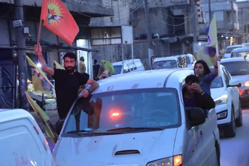 Konvoya xelkê Firatê piştî nobed dewrî gelê Cizîrê kir vegerî Kobanê