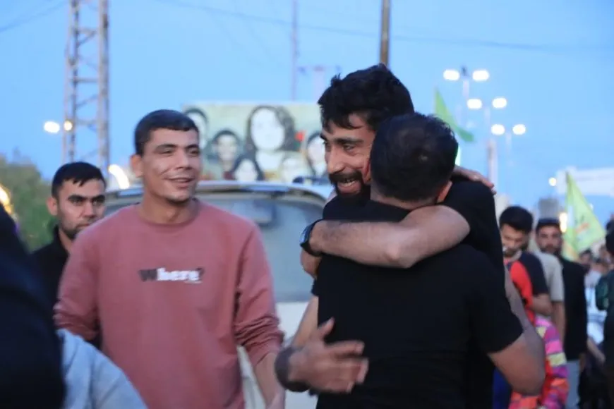 Konvoya xelkê Firatê piştî nobed dewrî gelê Cizîrê kir vegerî Kobanê