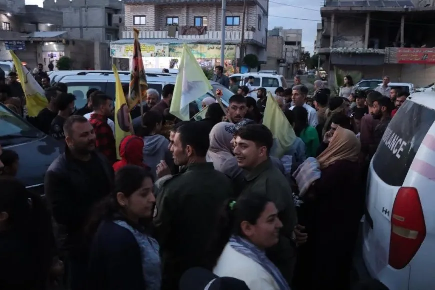 Konvoya xelkê Firatê piştî nobed dewrî gelê Cizîrê kir vegerî Kobanê