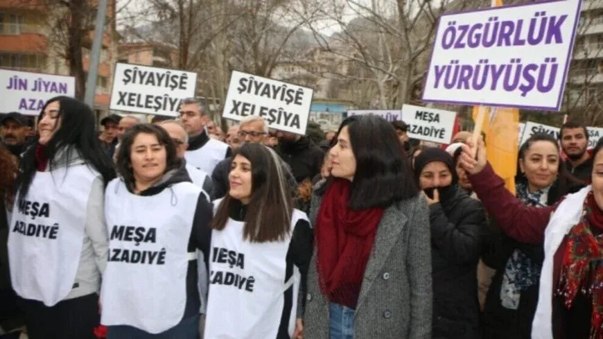 Bi hinceta govend li stranên Kurdî gerandin cezayê girtinê da 5 siyasetmedaran