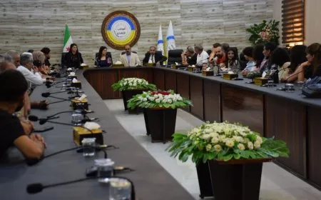 Şêwekarên beşdarî sempozyuma Tebqayî bûne pesna Rêveberiya Xweser da