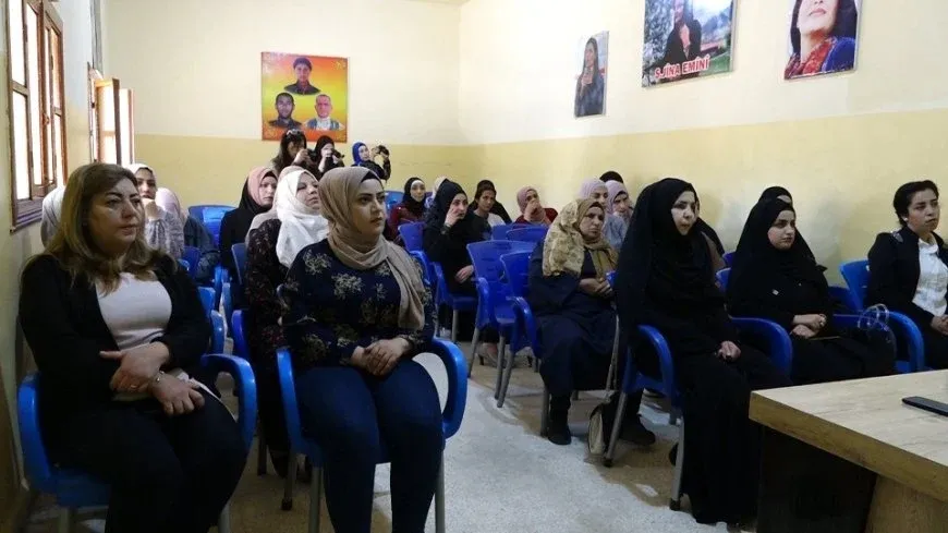 Bi sînevîzyonekê nêrînên Rêber Apo ên têkildarî jinan hatin pêşkêşkirin
