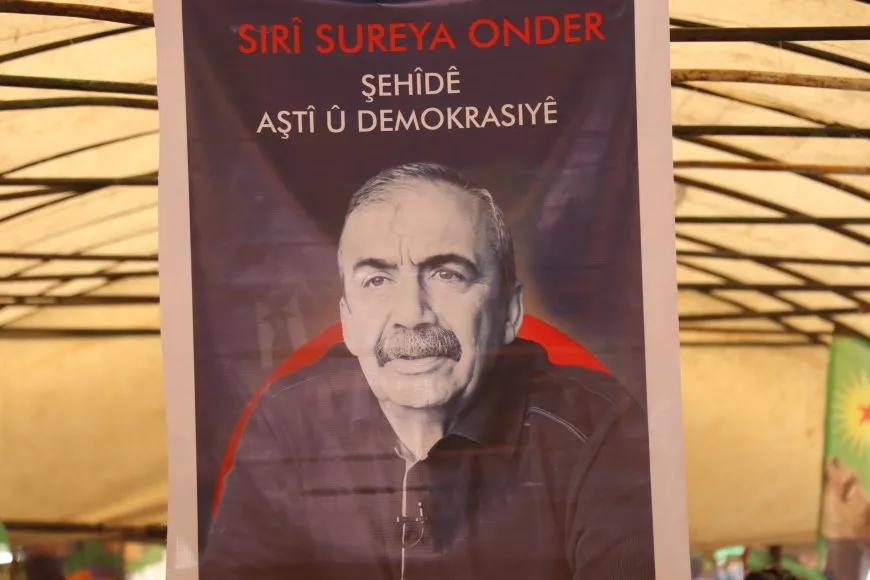 Li Qamişloyê ji bo Sirri Sureyya Onder şîn hate danîn