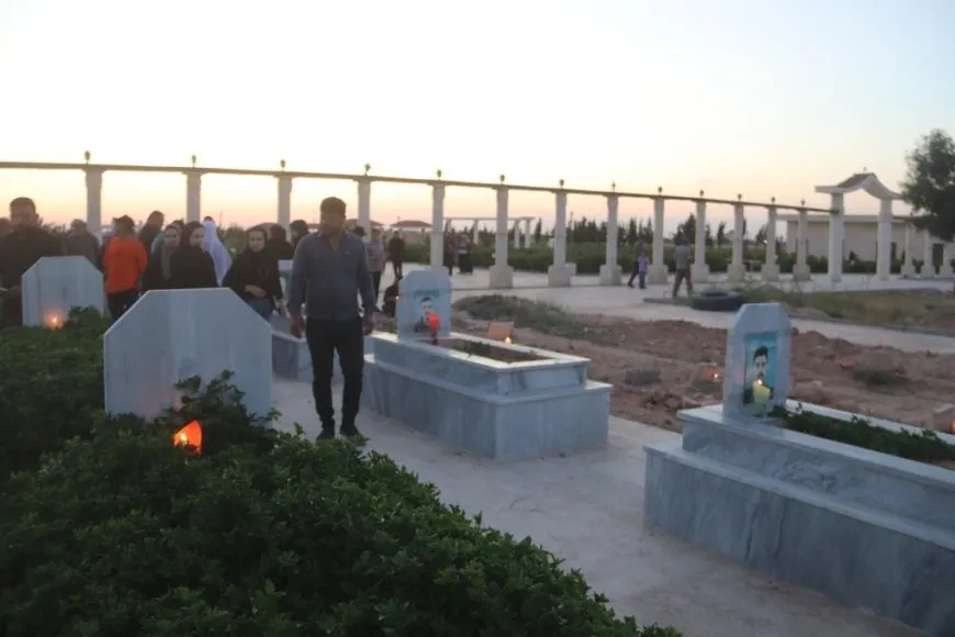 Li Reqayê mûm li ber gorên şehîdan hatin pêxistin