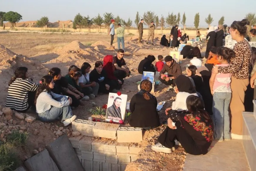 Li Reqayê mûm li ber gorên şehîdan hatin pêxistin