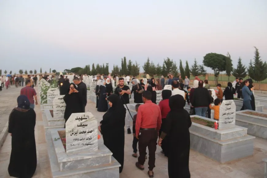 Li Reqayê mûm li ber gorên şehîdan hatin pêxistin