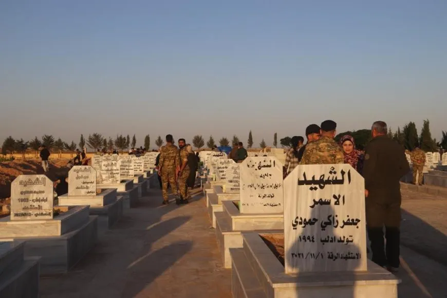 Li Reqayê mûm li ber gorên şehîdan hatin pêxistin