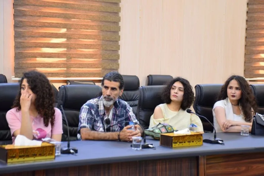Şêwekarên beşdarî sempozyuma Tebqayî bûne pesna Rêveberiya Xweser da