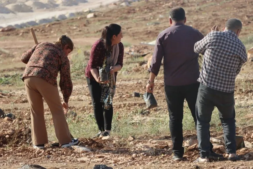Di salvegera şehadeta Hozan Mizgîn de 500 dar hatin çandin