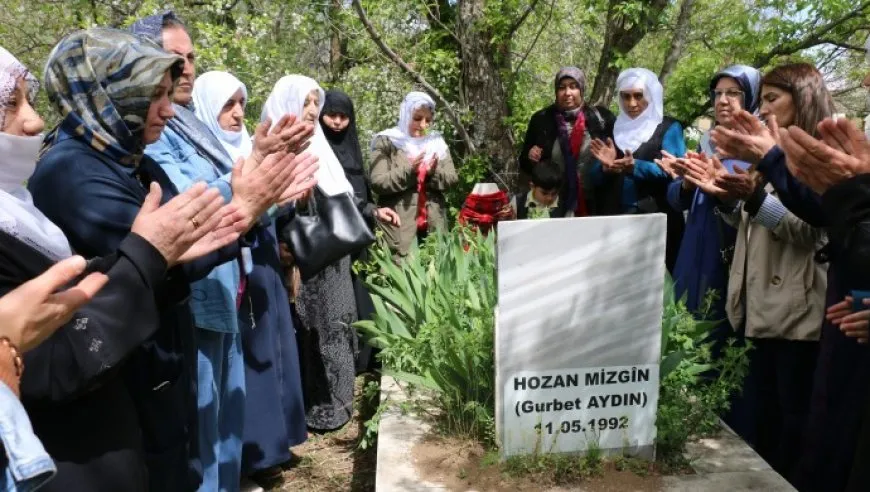 Hozan Mizgîn li ser gora xwe hate bibîranîn