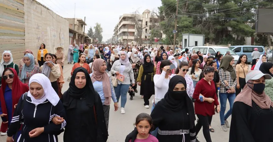 Bi boneya 15’ê Gulanê meş: Divê zimanê Kurd di destûrê de were naskirin