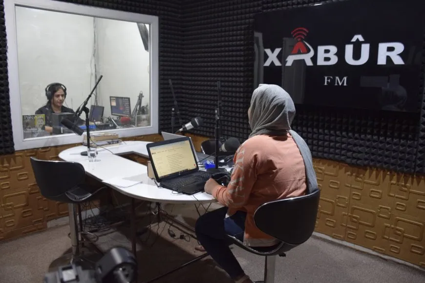 Dengê jinan û rengê jiyana hevbeş; Xabûr FM
