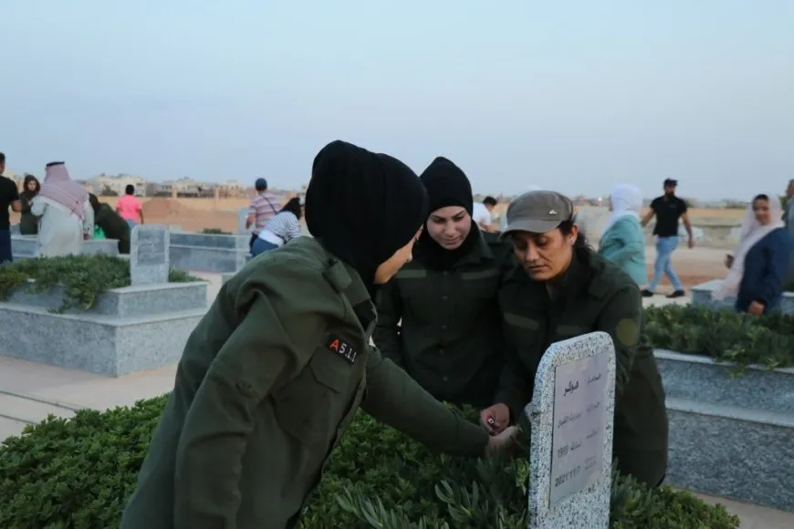 Bi boneya 15’ê Gulanê li goristanên şehîdan ên Tebqayê mûm hatin pêxistin