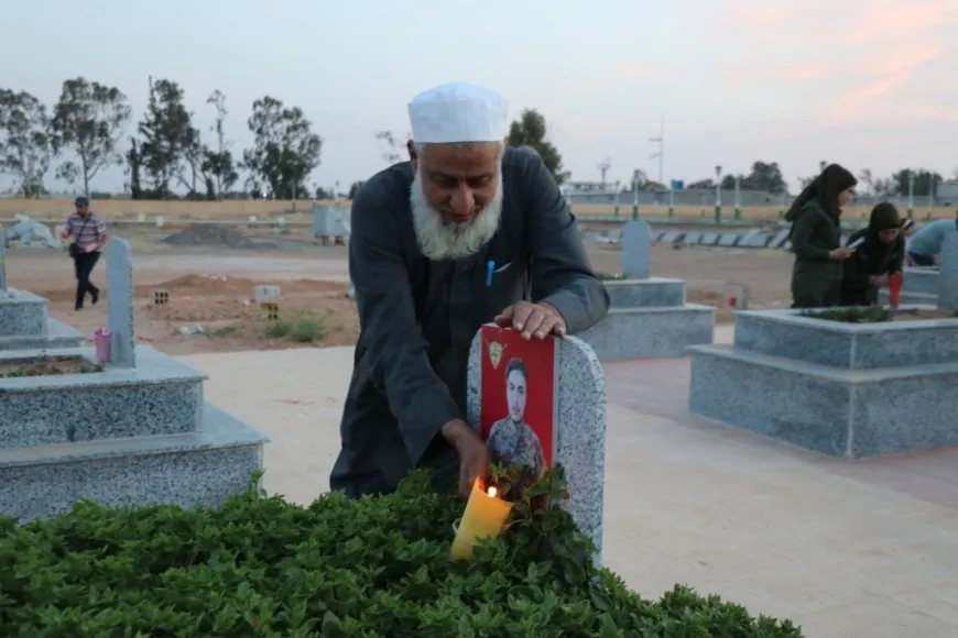 Bi boneya 15’ê Gulanê li goristanên şehîdan ên Tebqayê mûm hatin pêxistin