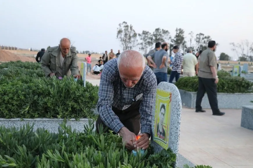 Bi boneya 15’ê Gulanê li goristanên şehîdan ên Tebqayê mûm hatin pêxistin