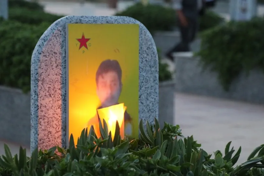 Bi boneya 15’ê Gulanê li goristanên şehîdan ên Tebqayê mûm hatin pêxistin