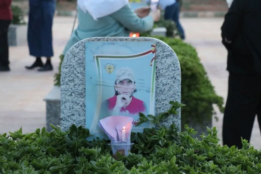Bi boneya 15’ê Gulanê li goristanên şehîdan ên Tebqayê mûm hatin pêxistin