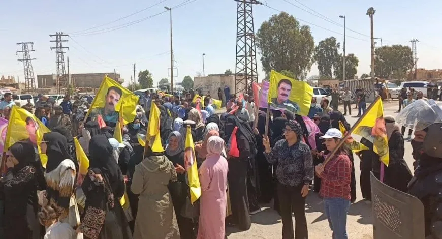 Xelkê Dêrazorê bi meşekê daxwaza azadiya Rêber Apo kir